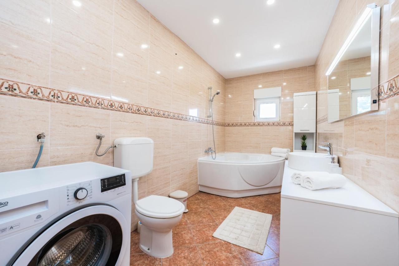 Apartmani Tomeri Starigrad Paklenica Ngoại thất bức ảnh