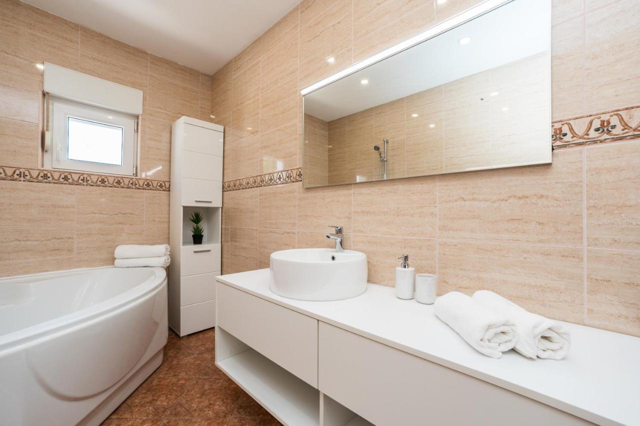 Apartmani Tomeri Starigrad Paklenica Ngoại thất bức ảnh